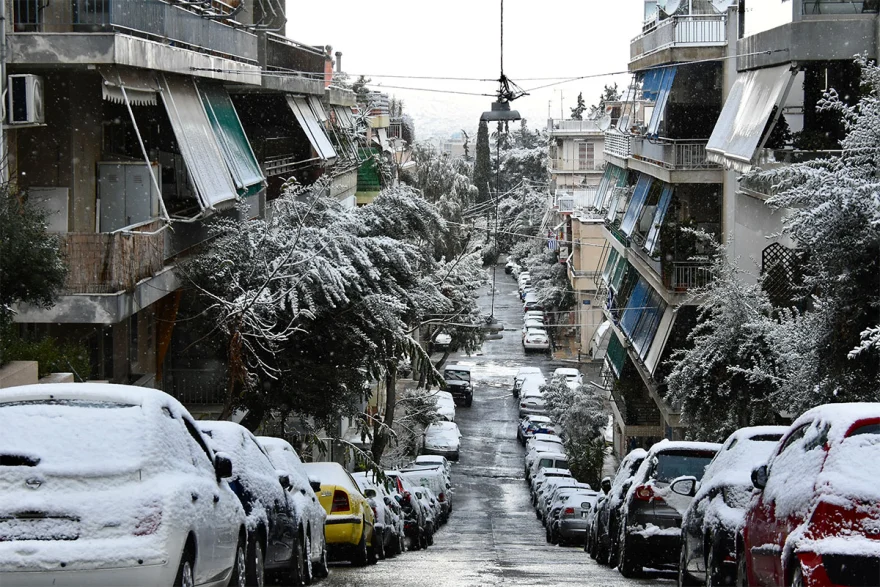 Κακοκαιρία «Μπάρμπαρα»: «Φόρεσαν» τα λευκά τους το κέντρο της Αθήνας και το Ζάππειο (φωτο)