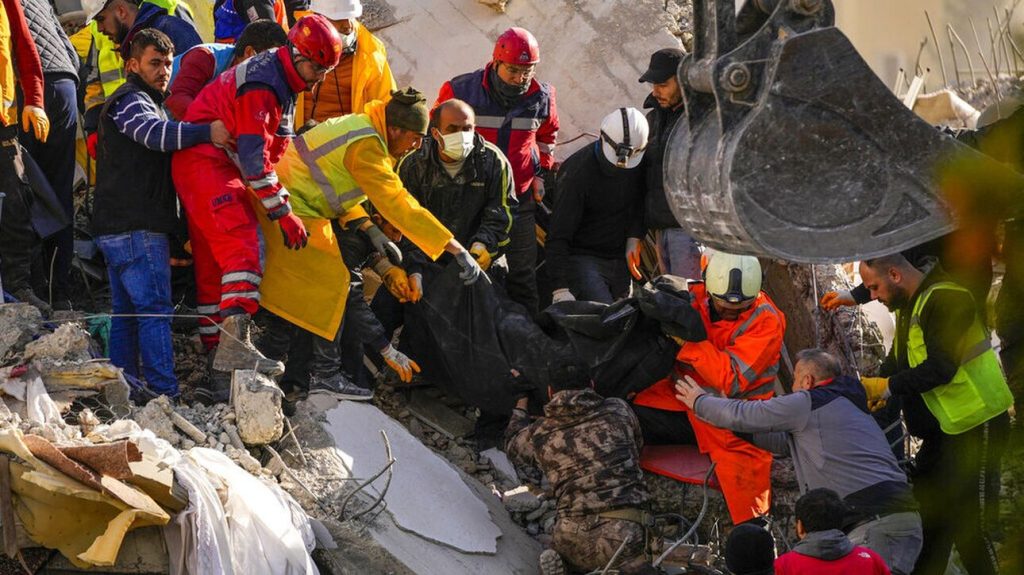 Σεισμός στην Τουρκία: Οι Έλληνες διασώστες έσωσαν 6χρονη που είχε παγιδευτεί στα συντρίμμια