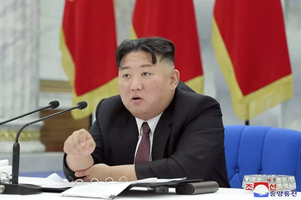 Βόρεια Κορέα: Ο Κιμ Γιονγκ Ουν απαίτησε ενίσχυση της «πολεμικής ετοιμότητας» σε σύσκεψη με τους στρατηγούς του