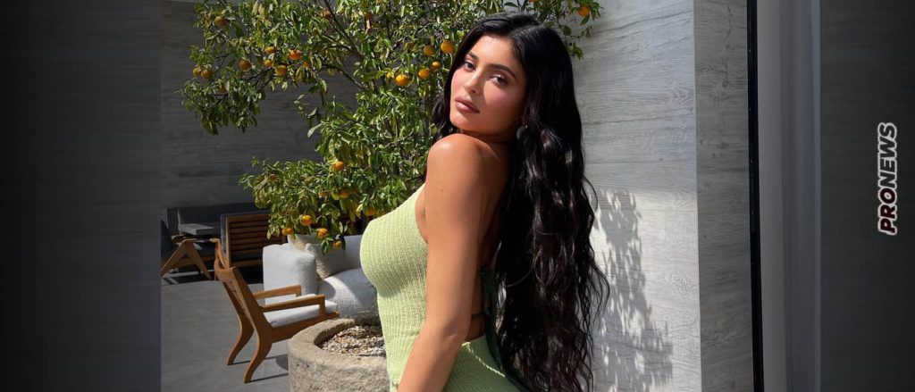 Κάιλι Τζένερ: Ποζάρει προκλητικά με vintage μπικίνι Chanel αξίας 9.950 δολαρίων και «ρίχνει» το Instagram