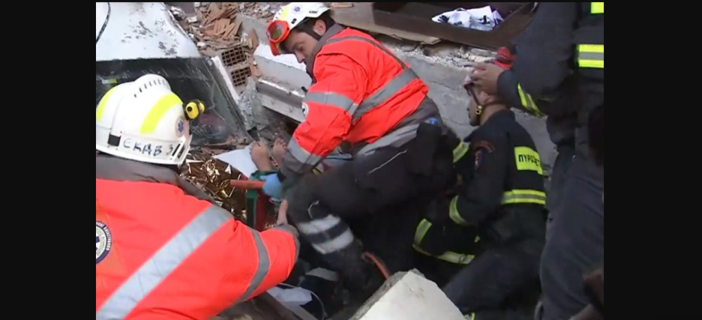 Σεισμός στην Τουρκία: Η ΕΜΑΚ ανέσυρε από τα ερείπια δυο κοριτσάκια και έναν 50χρονο