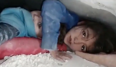 Σεισμός στην Τουρκία: 7χρονη προστάτευε το κεφάλι του αδελφού της επί 17 ώρες κάτω από τα συντρίμμια  (βίντεο)