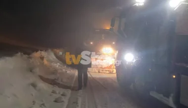 Εύβοια: Κόλλησε στα χιόνια φορτηγό του ΔΕΔΔΗΕ με γεννήτριες (βίντεο)
