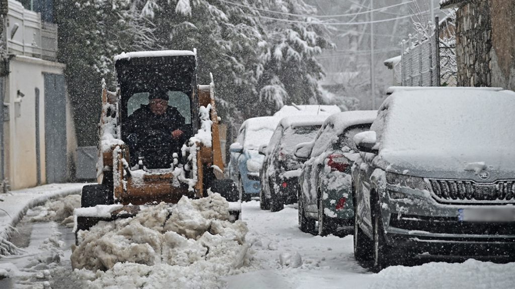 Κακοκαιρία «Μπάρμπαρα»: Εγκλωβισμένοι από το χιόνι οι κάτοικοι στις γειτονιές της Πεντέλης