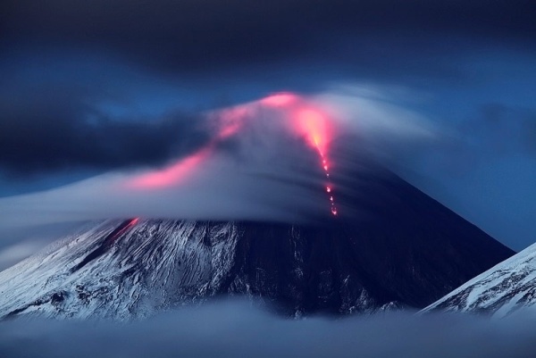 Παράξενα σύννεφα πάνω από ηφαίστειο δημιουργούν απόκοσμες εικόνες (φωτο)