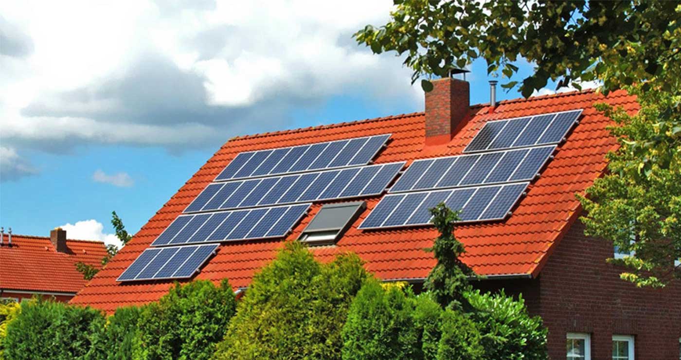 «Έρχεται» το πρόγραμμα για τα φωτοβολταϊκά και τους ηλιακούς: Έως και 100% η κρατική επιδότηση για τις δαπάνες