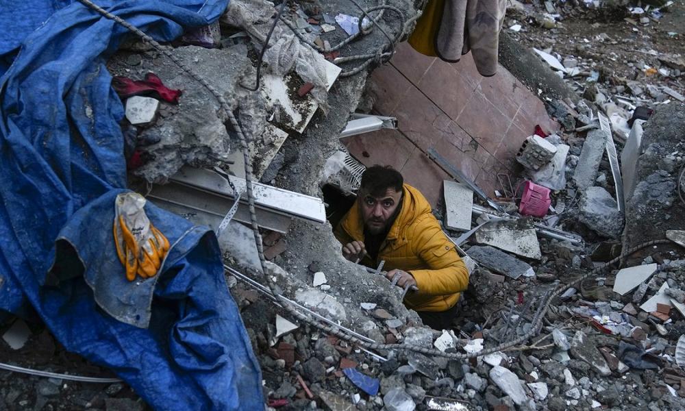 Μαρτυρίες Ελλήνων για τον φονικό σεισμό στην Τουρκία: «Τα σπίτια έχουν κοπεί σαν χαρτόκουτα» λέει μέλος της ΕΜΑΚ