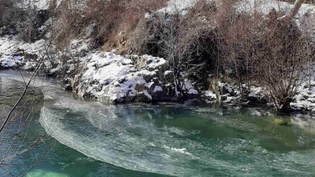 Στην «κατάψυξη» τα Ιωάννινα: Στους -13°C η θερμοκρασία το πρωί στη Βωβούσα – Πάγωσε το ποτάμι στο Ζαγόρι (φώτο)
