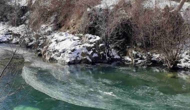 Στην «κατάψυξη» τα Ιωάννινα: Στους -13°C η θερμοκρασία το πρωί στη Βωβούσα – Πάγωσε το ποτάμι στο Ζαγόρι (φώτο)