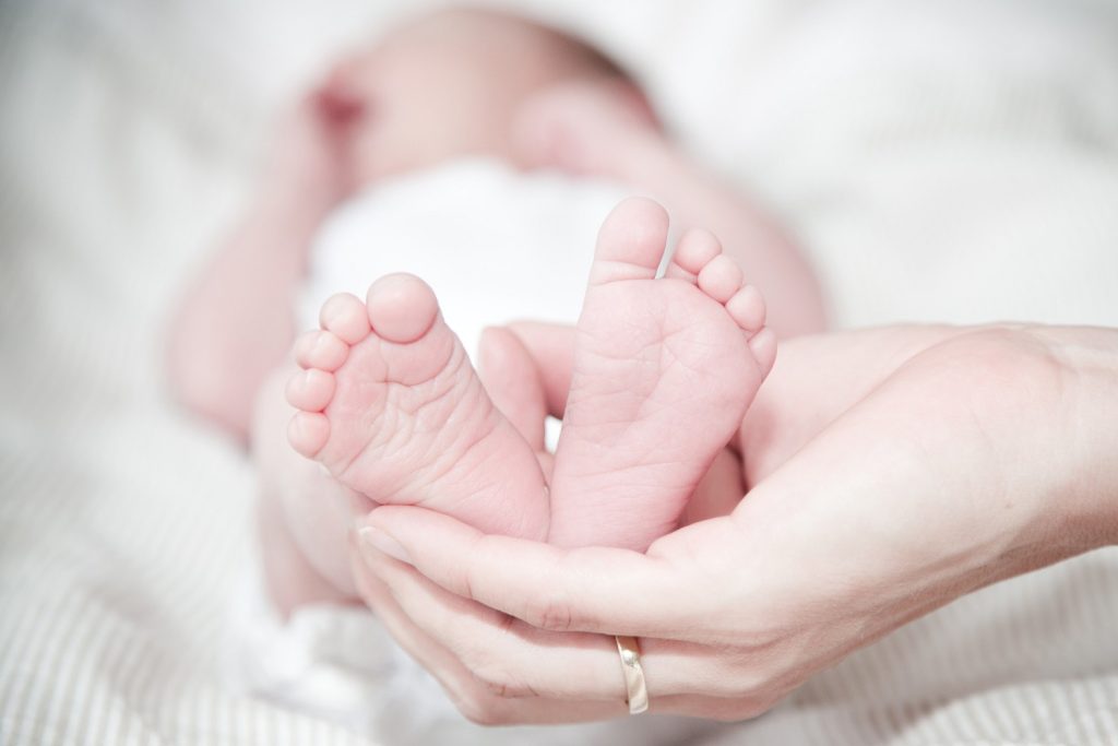Άδεια μητρότητας: Σε λειτουργία η πλατφόρμα για την επέκταση από 6 σε 9 μήνες – Τι πρέπει να ξέρετε
