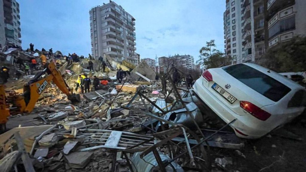 Ε.Λέκκας από Τουρκία: «Εξανεμίζονται οι ελπίδες να υπάρχουν ζωντανοί κάτω από τα ερείπια»