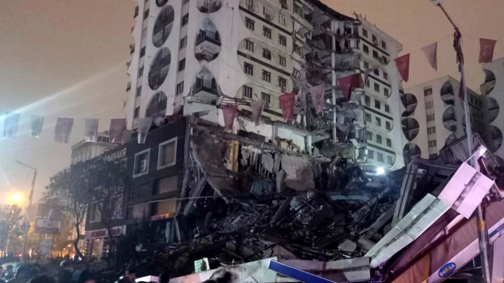 Τουρκία: Κατέρρευσαν κτήρια παρά τη διαβεβαίωση ότι τηρούσαν τον αντισεισμικό κανονισμό