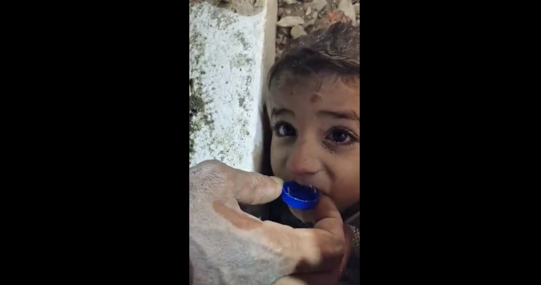 Σεισμός στην Τουρκία: Διασώστες δίνουν νερό με καπάκι σε παιδί κάτω από τα χαλάσματα (βίντεο)