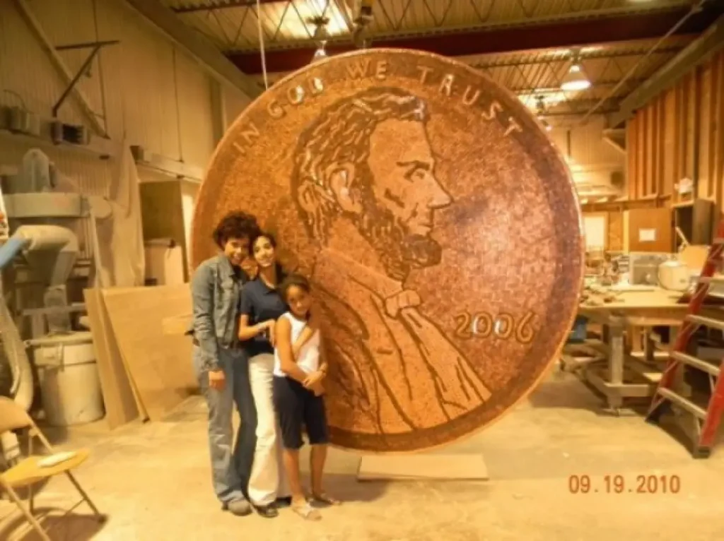 Εντυπωσιακό: Γυναίκα έφτιαξε γιγάντιο μονόλεπτο από 84.000 κέρματα (φωτο)