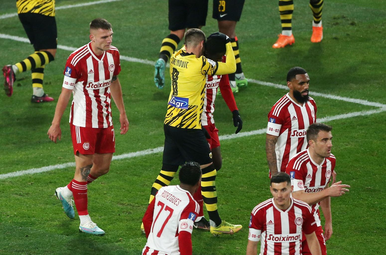 ΑΕΚ-Ολυμπιακός: Κίνηση fair play από τον Μ.Γκατσίνοβιτς – Αγκάλιασε τον Ν.Σαμασέκου μετά το αυτογκόλ του (φωτό)