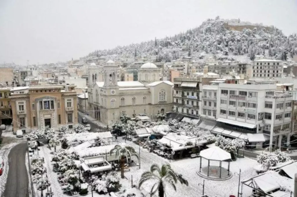 Λαμία: Συνεχίζεται η σφοδρή χιονόπτωση – Κλειστά τα σχολεία