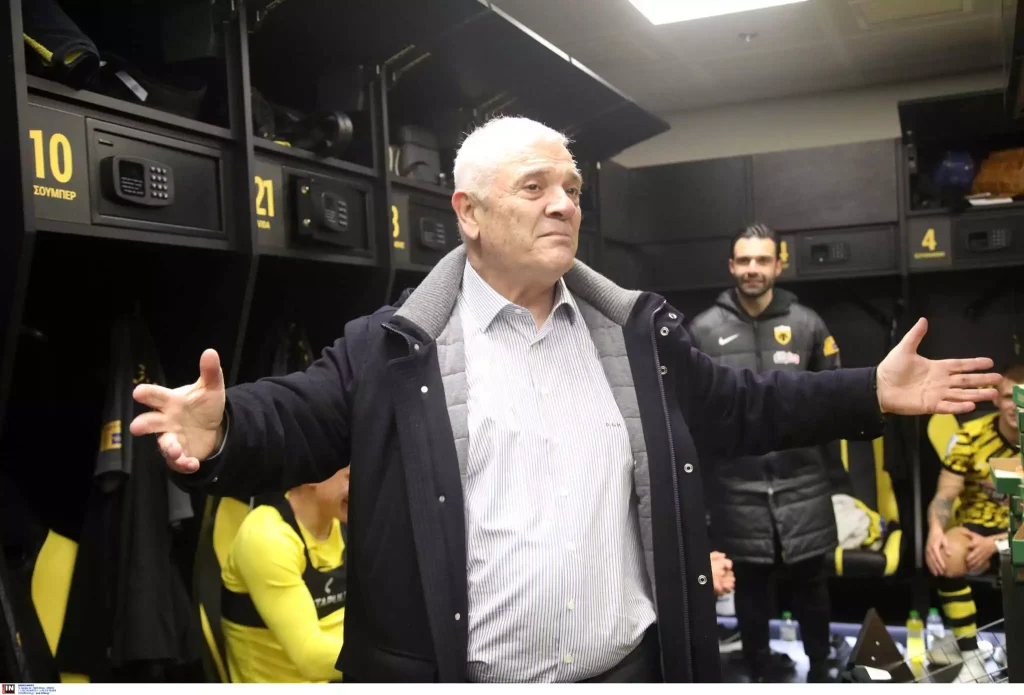 ΑΕΚ-Ολυμπιακός: Στα αποδυτήρια ενθουσιασμένος ο Δημήτρης Μελισσανίδης – Αγκάλιασε τους παίκτες