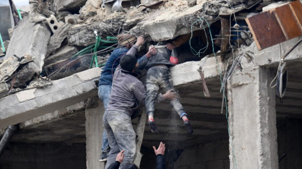 Σεισμός στην Τουρκία: Αγοράκι κοιμόταν κάτω από τα ερείπια – Έβαλε τα κλάματα όταν τον απεγκλώβισαν