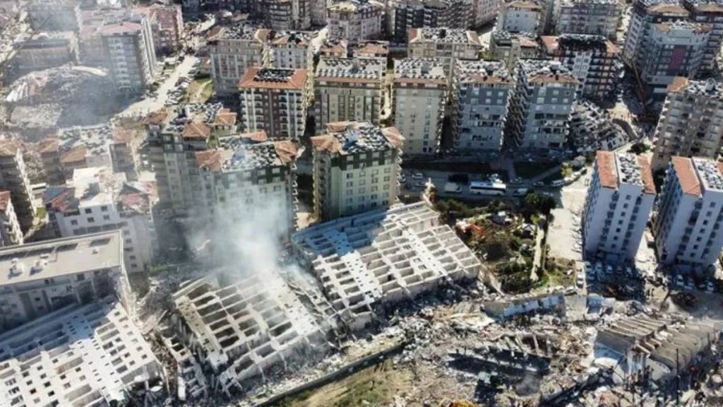 Σεισμός στην Τουρκία: Συνελήφθη εργολάβος πολυτελούς συγκροτήματος κατοικιών που κατέρρευσαν (βίντεο)