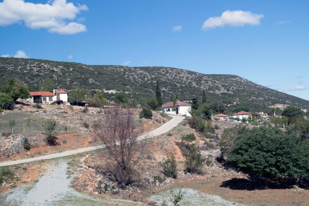 Αίγειρος: Το μυστηριώδες εγκαταλελειμμένο χωριό – Θυμίζει σκηνικό καταστροφής του Χόλυγουντ (βίντεο)