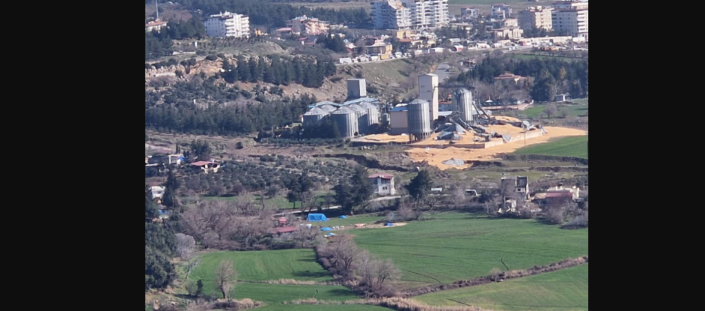 Σεισμός στην Τουρκία: Η Γη κόπηκε στα δυο – Απίστευτες εικόνες από το ρήγμα (φωτο-βίντεο)