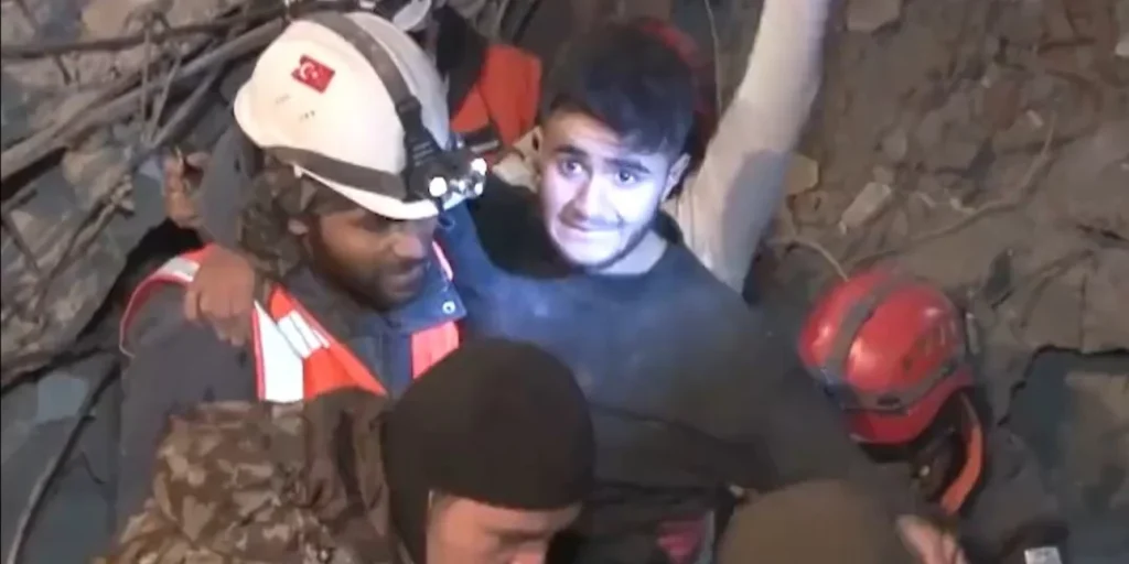 Σεισμός στην Τουρκία: Διασώστες ανέσυραν ζωντανό 17χρονο μετά από 94 ώρες (βίντεο)