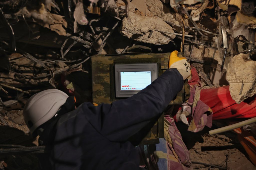 Σεισμός στην Τουρκία: Ραντάρ βλέπει μέσα από τους τοίχους και σώζει ανθρώπους στα ερείπια (φωτό-βίντεο)
