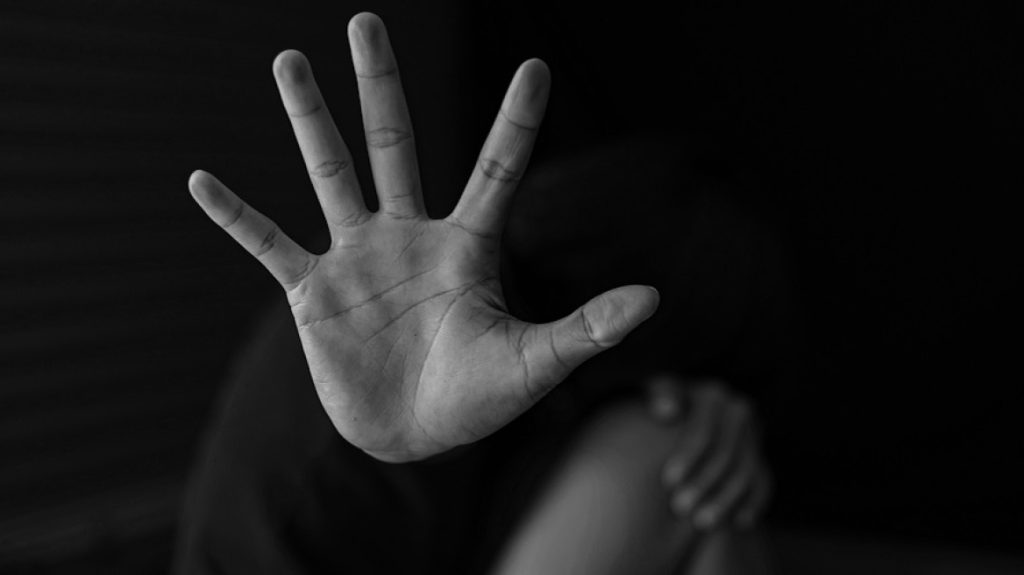 Βόλος: Γυναίκα κατήγγειλε τον σύζυγό της στις Αρχές μετά από καβγά – «Μου χτυπούσε το κεφάλι στο πάτωμα»