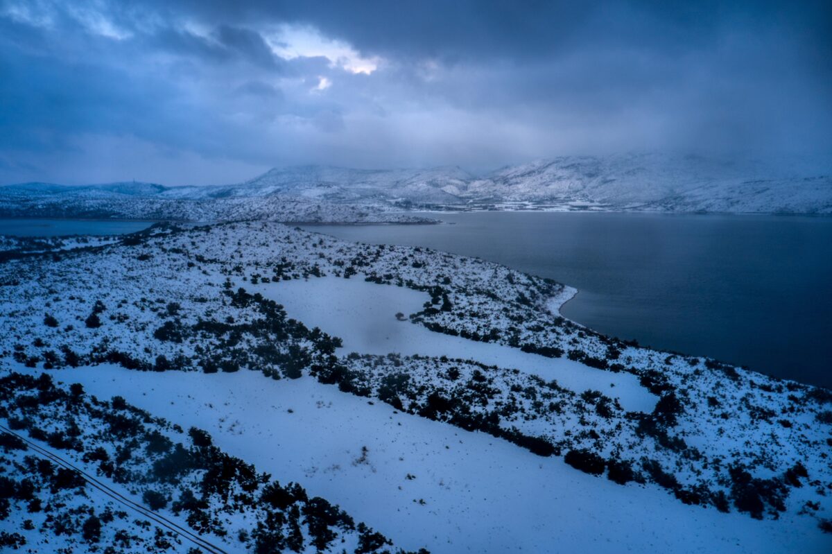 Απόκοσμες εικόνες: Η εντυπωσιακή χιονισμένη λίμνη Υλίκη «κόβει» την ανάσα (φωτό)
