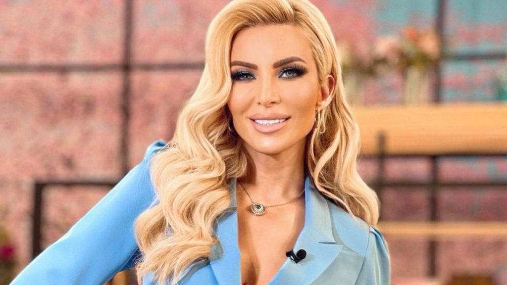 «Αγχώθηκε» η Κ.Καινούργιου: «Είναι το στήθος μου στραβό ή το μπλουζάκι; – Δεν μπαίνω ξανά στο χειρουργείο»