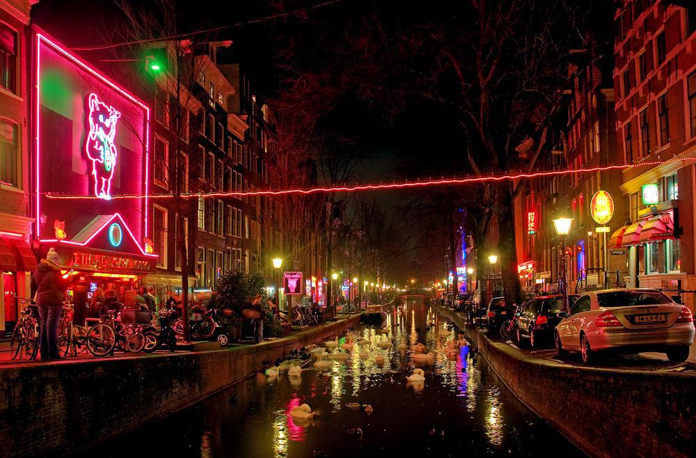 Το Άμστερνταμ απαγορεύει την κάνναβη από τη διάσημη συνοικία του με τα «κόκκινα φανάρια»