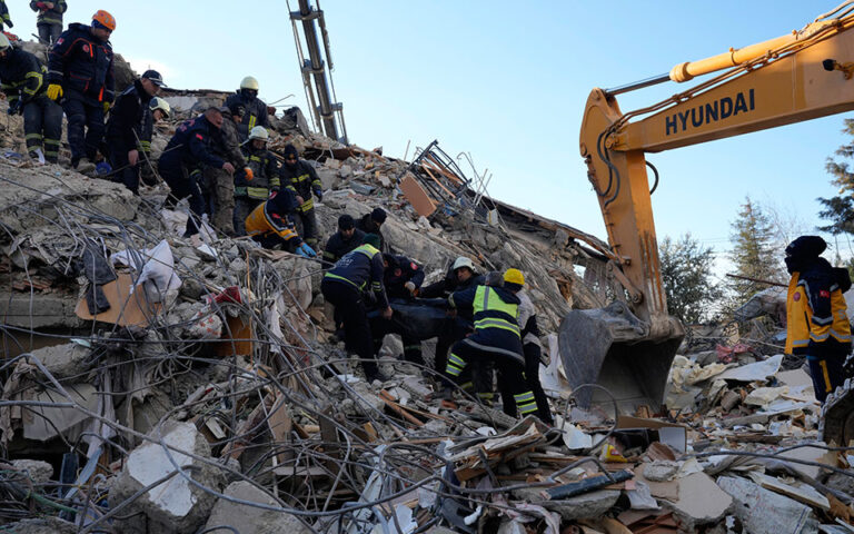 Ε.Λέκκας για σεισμό στην Τουρκία: «Μπορεί οι νεκροί να φτάσουν τους 50.000»