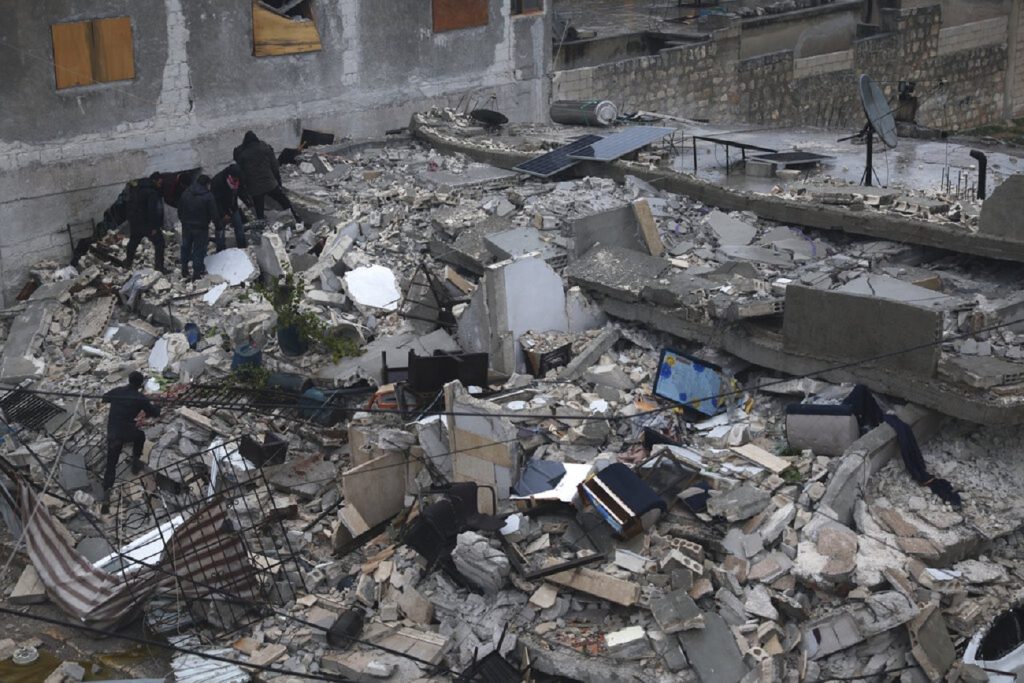 Σεισμός στην Τουρκία: Η στιγμή που διασώστες ψάχνουν απελπισμένα  για ίχνη ζωής – «Μας ακούει κανείς;»