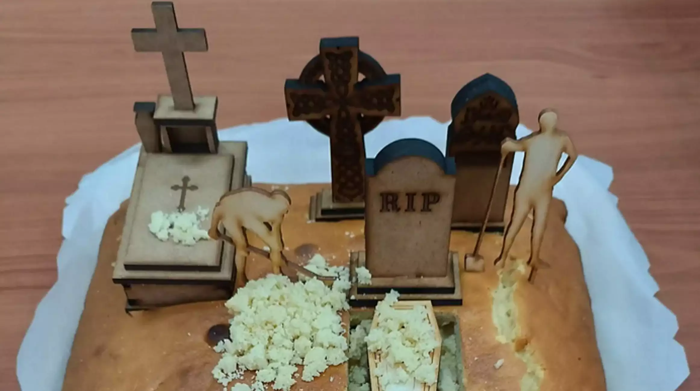 Εργαζόμενοι σε νεκροταφείο του Βόλου έκοψαν την πιο μακάβρια βασιλόπιτα και «έριξαν» το διαδίκτυο (φωτο)