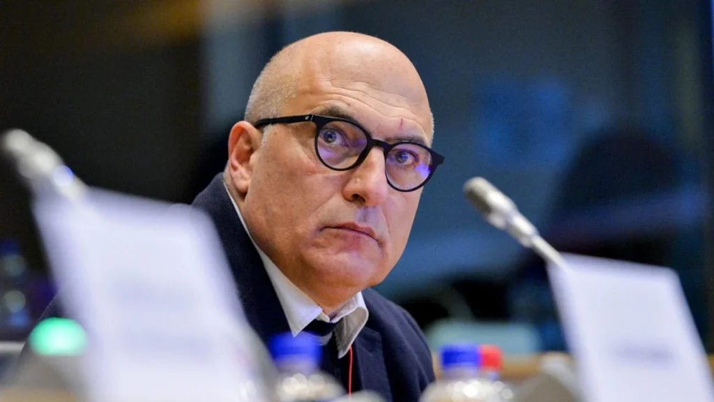 Qatargate: Συνελήφθη ο Ιταλός ευρωβουλευτής Αντρέα Κοτσολίνο – Είχε εκδοθεί ευρωπαϊκό ένταλμα σύλληψης εναντίον του