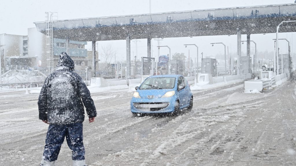 Αφίδνες: Πυροσβέστες και αστυνομικοί έσωσαν μωρό 11 μηνών με σπασμούς εν μέσω της κακοκαιρίας «Μπάρμπαρα»