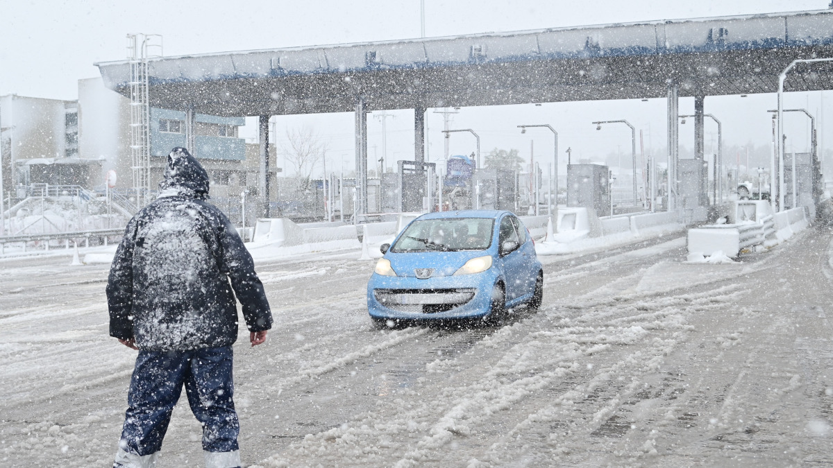 Αφίδνες: Πυροσβέστες και αστυνομικοί έσωσαν μωρό 11 μηνών με σπασμούς εν μέσω της κακοκαιρίας «Μπάρμπαρα»