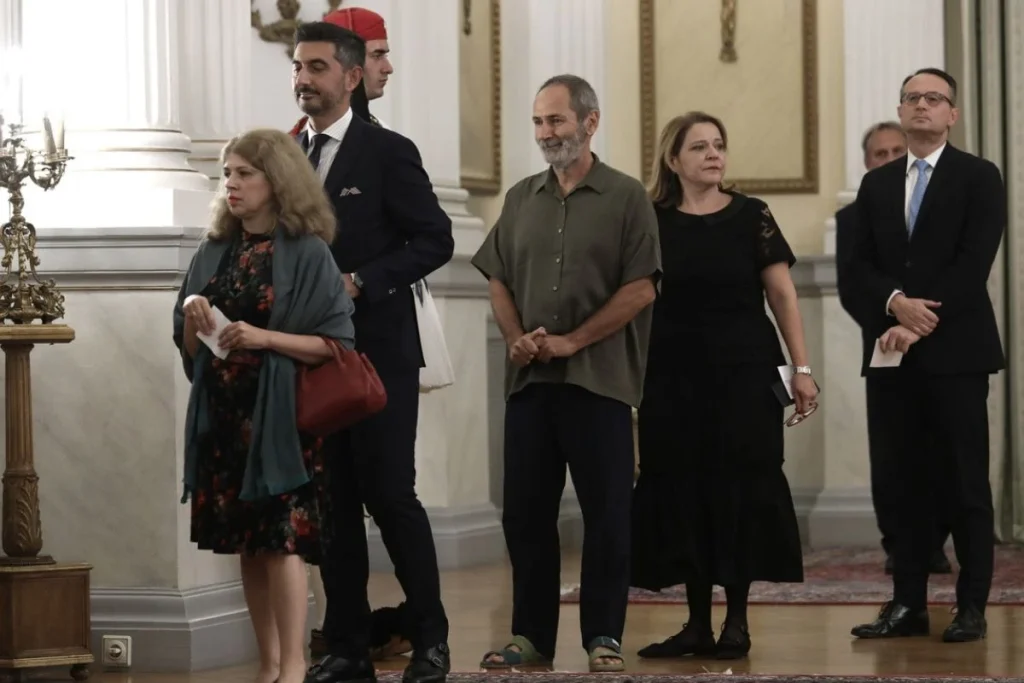 Ποιοι αρνούνται να εφαρμόσουν το νόμο για τον Ευμορφίδη του Coco Mat που κυκλοφορούσε στο Προεδρικό Μέγαρο με σανδάλια και πιτζάμες