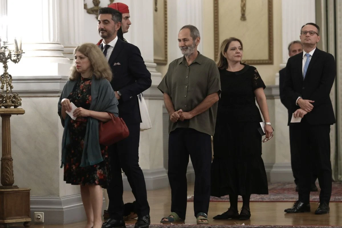 Ποιοι αρνούνται να εφαρμόσουν το νόμο για τον Ευμορφίδη του Coco Mat που κυκλοφορούσε στο Προεδρικό Μέγαρο με σανδάλια και πιτζάμες