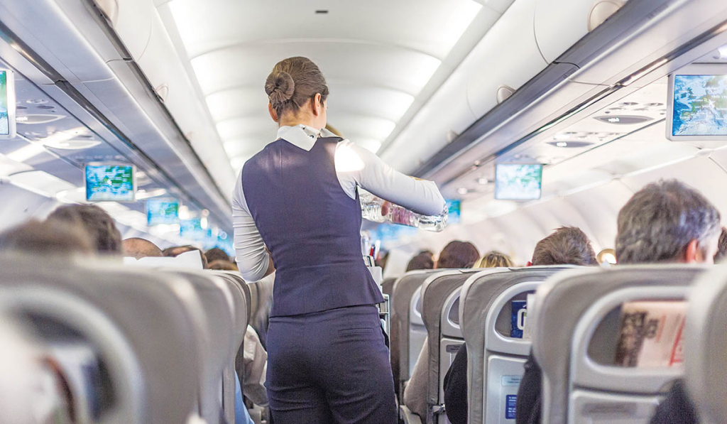 Αεροσυνοδοί αποκαλύπτουν: Αυτά είναι τα πράγματα που κάνουν οι επιβάτες και τους ενοχλούν