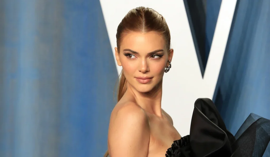 Κένταλ Τζένερ: Ποζάρει τόπλες και προκαλεί «σεισμό» στο Instagram (φωτο)