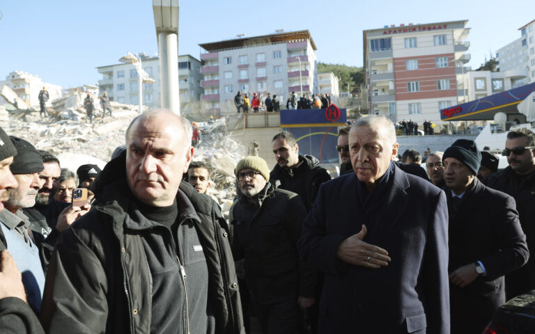 Σεισμός στην Τουρκία: Πολίτες αποδοκιμάζουν υπουργούς και βουλευτές του Ερντογάν (βίντεο)