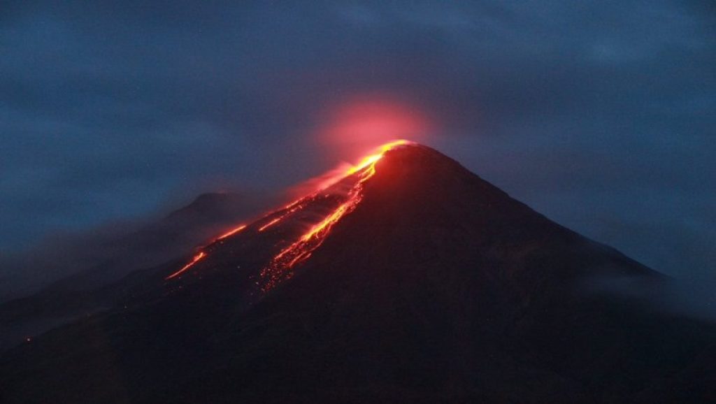 Ινδονησία: Ανησυχία για αυξημένη ηφαιστειακή δραστηριότητα – Απομακρύνθηκαν 73 άτομα από το χωριό Ντομπάσε