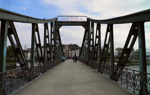 Η γέφυρα της Φρανκφούρτης που… μιλάει αρχαία ελληνικά (φωτο)