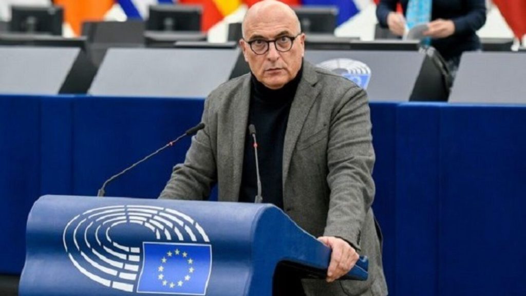 Qatargate: Σε καθεστώς κατ’ οίκον περιορισμού τέθηκε ο Ιταλός ευρωβουλευτής Αντρέα Κοτσολίνο