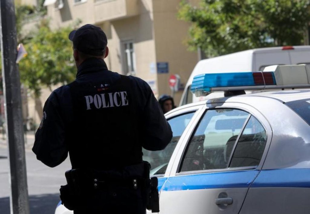 Πάρος: Συνελήφθη αστυνομικός που κατηγορείται για εκβιασμό επιχειρηματιών του νησιού