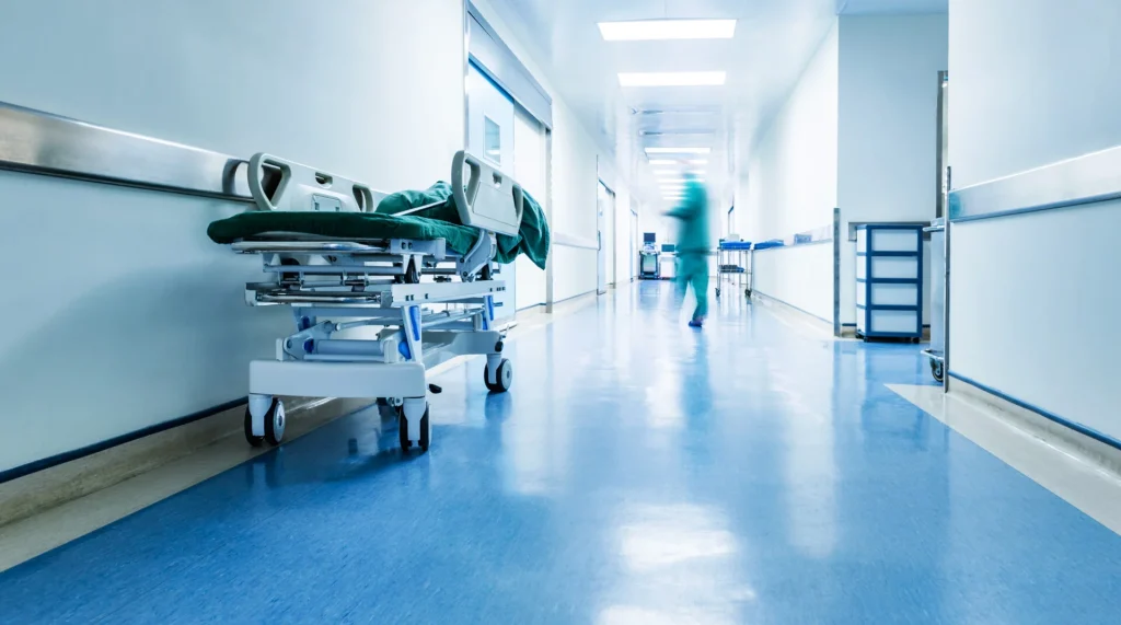 «Συρρικνώνεται» το ΕΣΥ επί κυβερνήσεως Μητσοτάκη: Γιατροί και νοσηλευτές επιλέγουν άλλους… προορισμούς