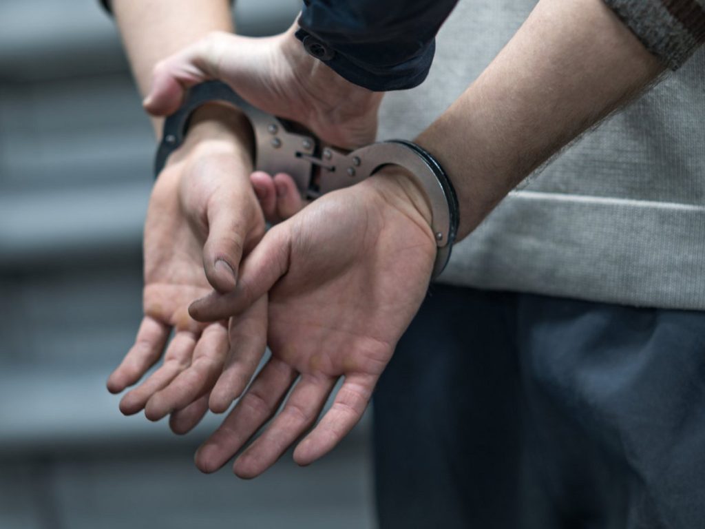Κρήτη: Χειροπέδες σε δύο νεαρούς που πιάστηκαν με ακατέργαστη κάνναβη στο Ρέθυμνο