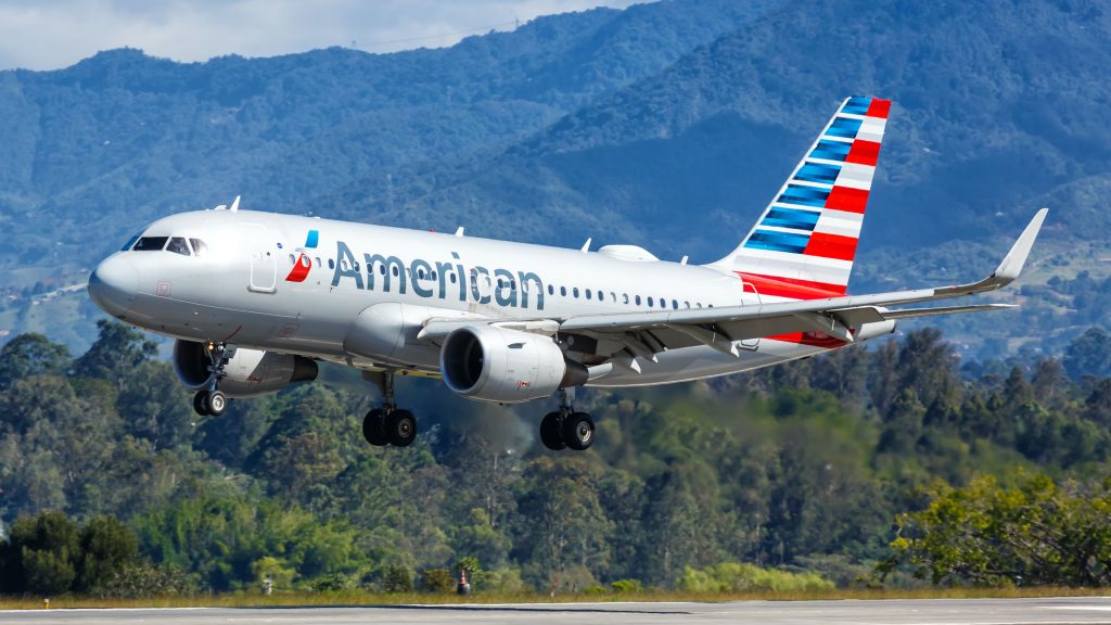 ΗΠΑ: Αεροπλάνο της American Airlines συγκρούστηκε με λεωφορείο στο αεροδρόμιο του Λος Άντζελες – Πέντε τραυματίες