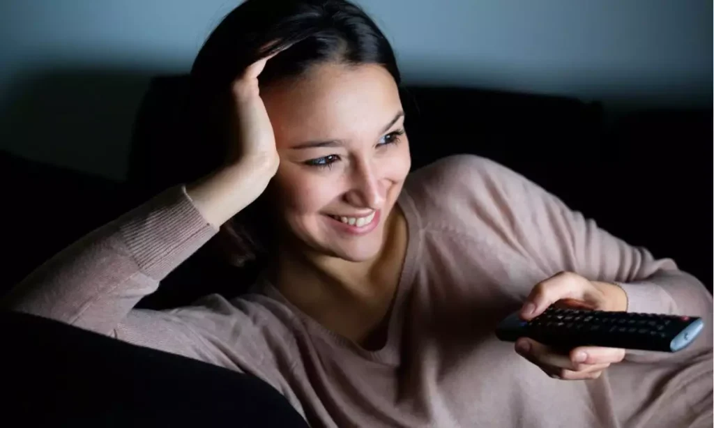 Έχετε «κόλλημα» και βλέπετε ξανά και ξανά τις ίδιες ταινίες και σειρές; – Υπάρχει εξήγηση!